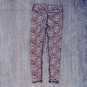 ZYIA Brilliant scrunchie leopard leggings. Sz 6-8, 24 in inseam